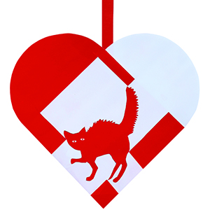 Foto_Kat_der_stritter_med_bøjet_ryg_300x300px
